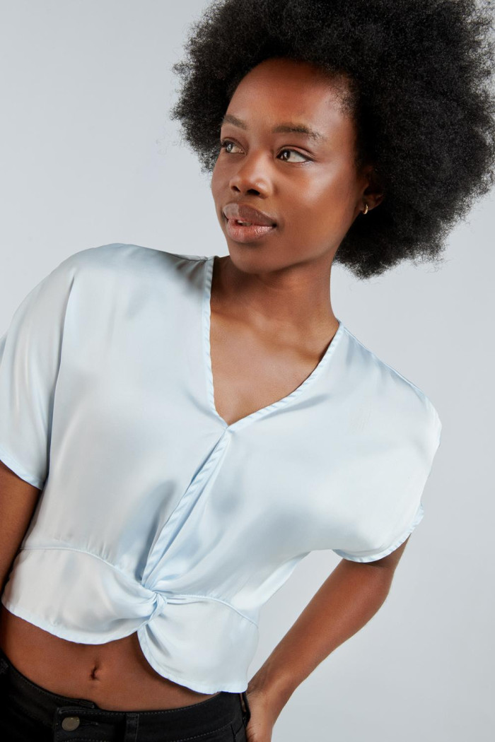 Blusa azul clara tipo crop con manga sisa y escote en V