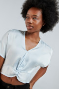 Blusa azul clara tipo crop con manga sisa y escote en V
