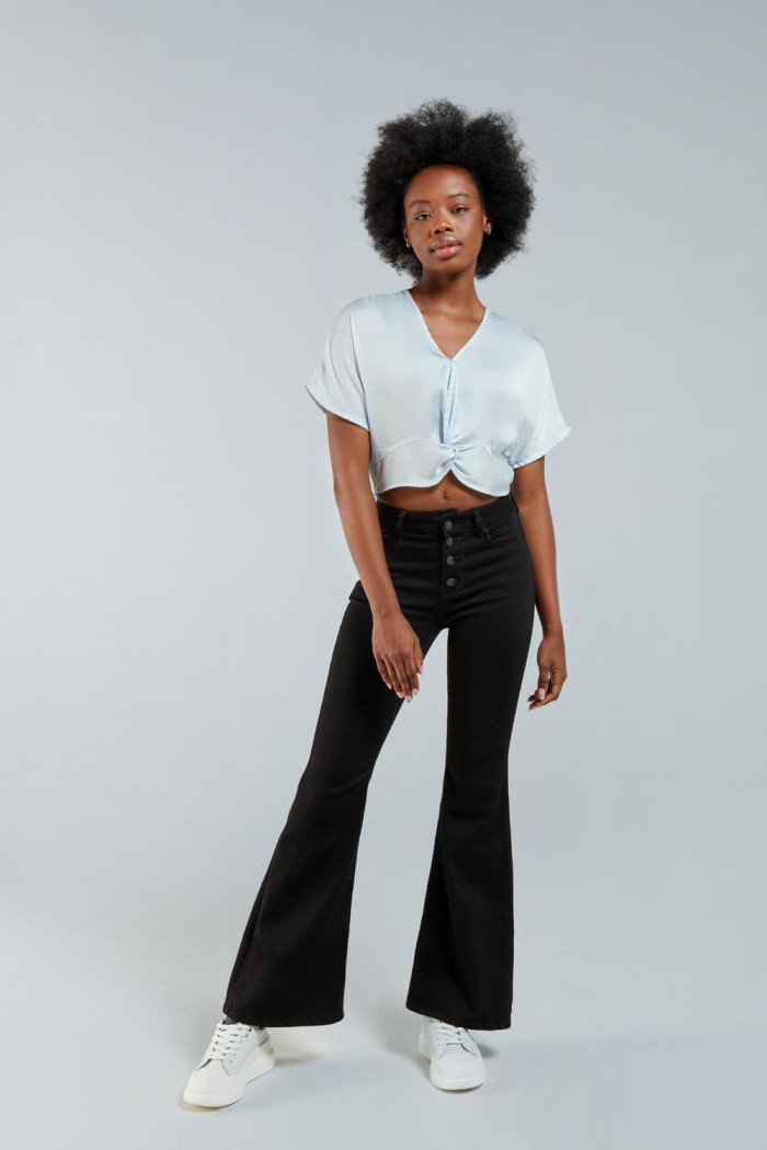 Blusa azul clara tipo crop con manga sisa y escote en V