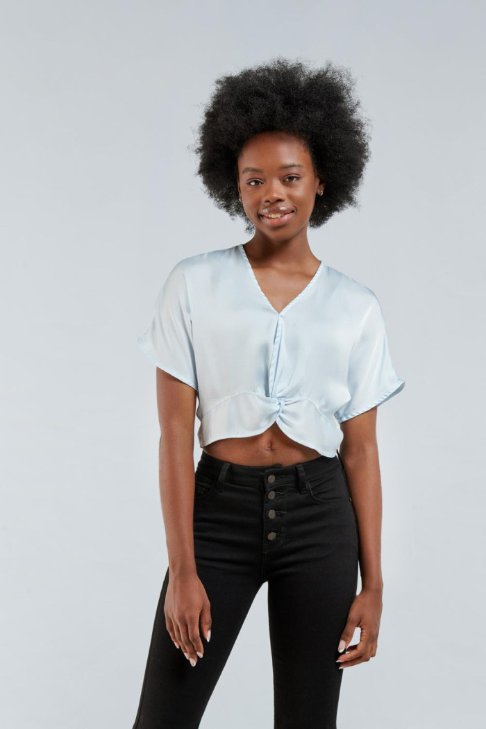Blusa azul clara tipo crop con manga sisa y escote en V
