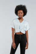 Blusa azul clara tipo crop con manga sisa y escote en V