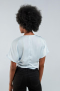 Blusa azul clara tipo crop con manga sisa y escote en V