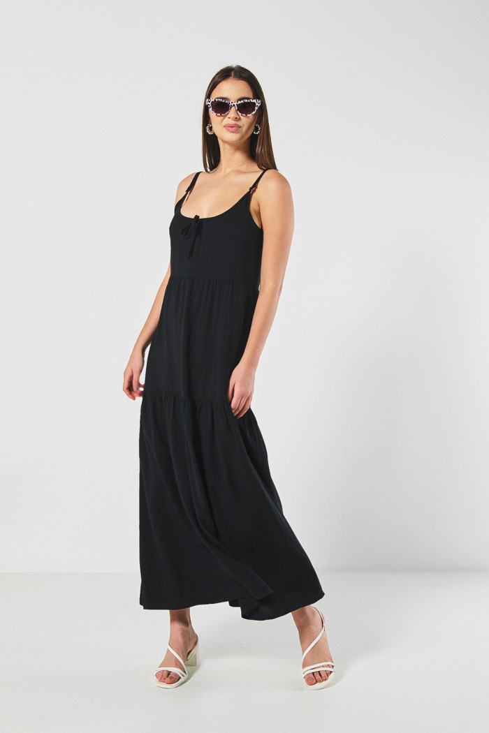 Vestido negro largo con manga sisa y tiras delgadas