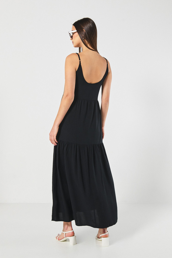 Vestido negro largo con manga sisa y tiras delgadas