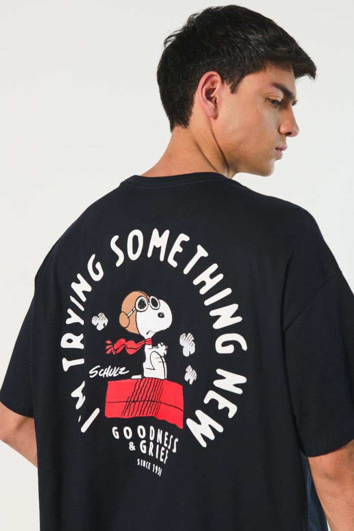 Camiseta azul intensa oversize con diseños de Snoopy