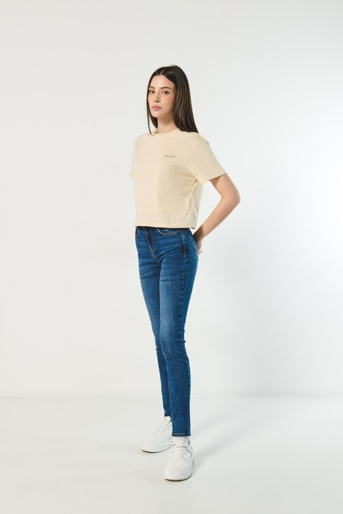Jean jegging azul oscuro con costuras cafés y tiro alto