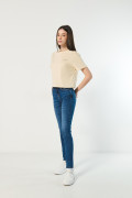 Jean jegging azul oscuro con costuras cafés y tiro alto