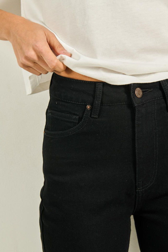 Jean mom negro tiro súper alto con bolsillos y bota recta