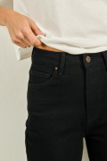 Jean mom negro tiro súper alto con bolsillos y bota recta
