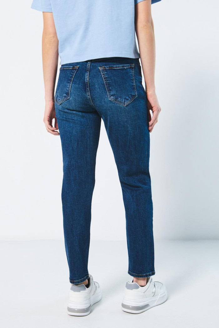 Jean mom azul oscuro con bota semi recta y tiro súper alto