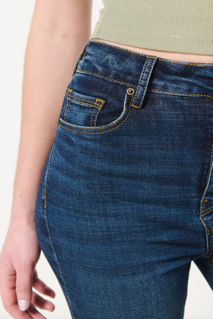 Jean jegging azul oscuro tiro súper alto con costuras cafés