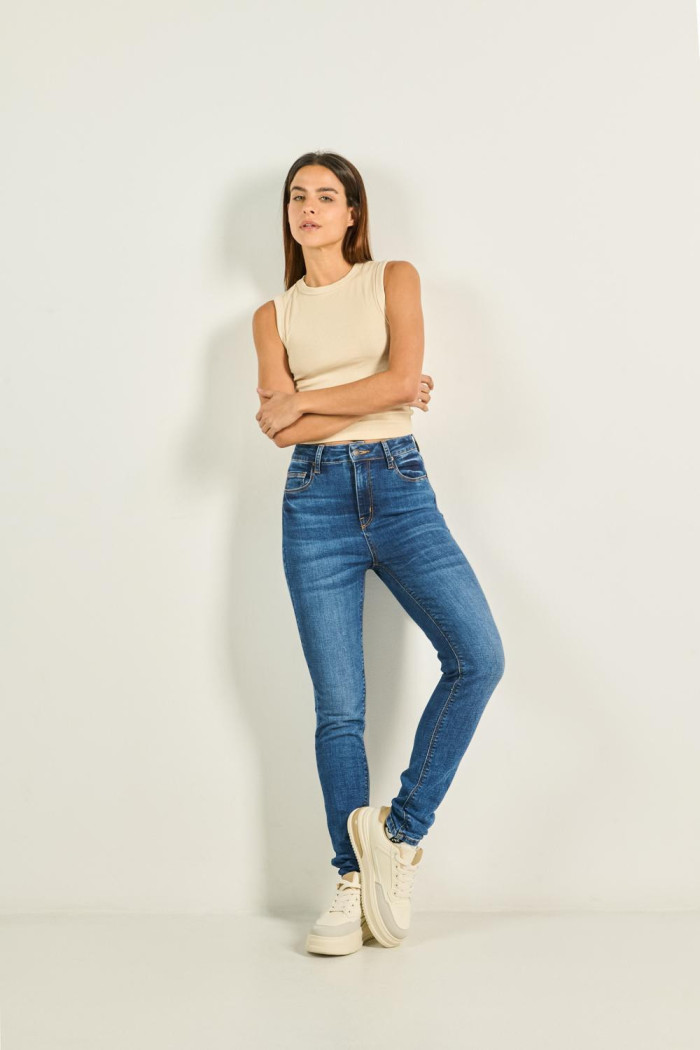 Jean súper tiro alto jegging azul con costuras cafés