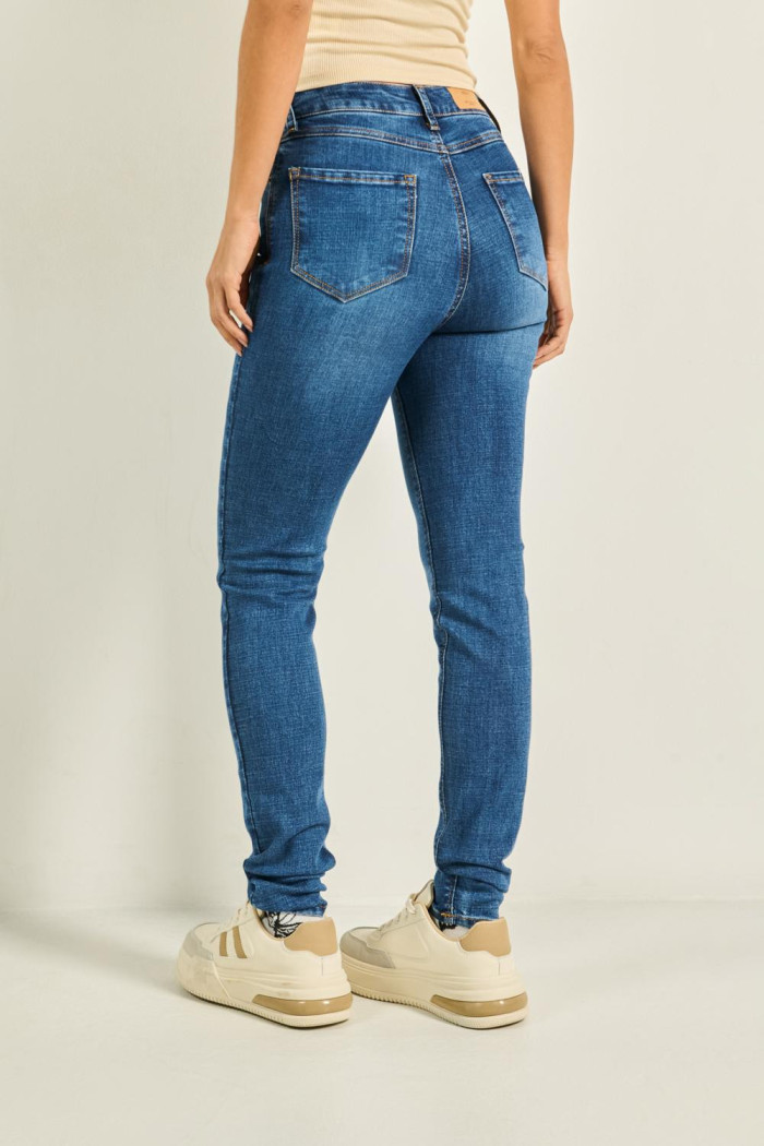 Jean súper tiro alto jegging azul con costuras cafés