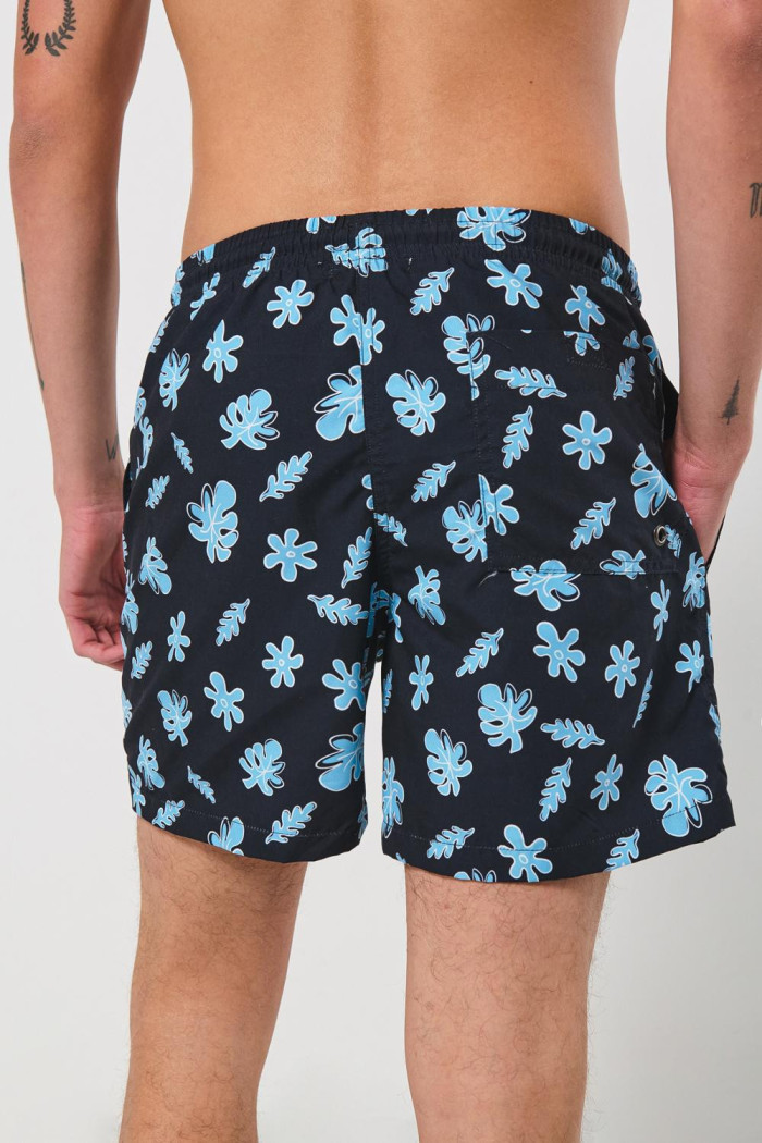Bermuda playera azul intensa tiro bajo con flores estampadas