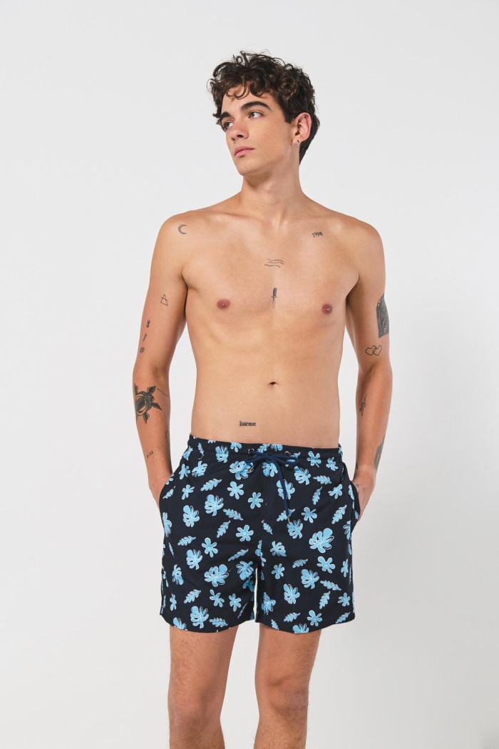 Bermuda playera azul intensa tiro bajo con flores estampadas