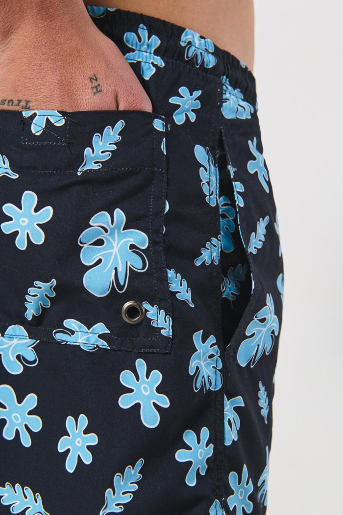 Bermuda playera azul intensa tiro bajo con flores estampadas