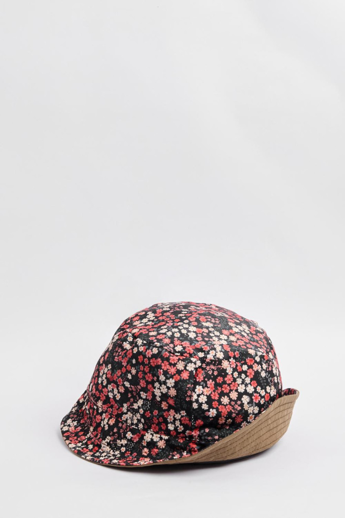 Gorro pescador café reversible con diseño de flores