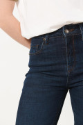 Jean azul intenso jegging ceñido con tiro alto y bolsillos
