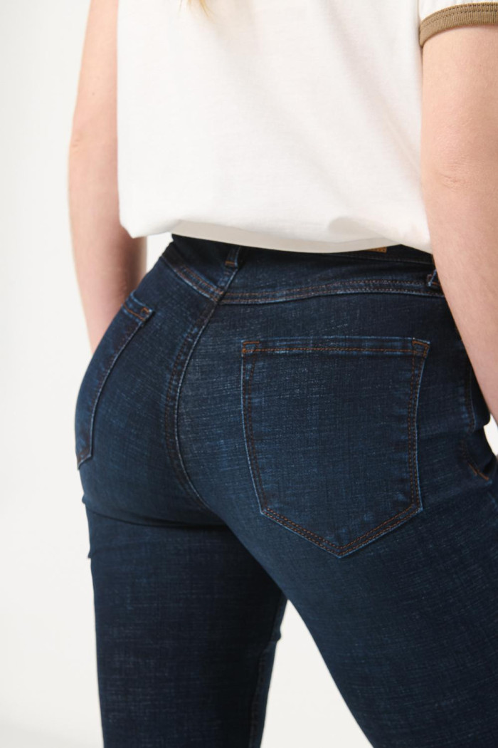 Jean azul intenso jegging ceñido con tiro alto y bolsillos