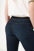 Jean azul intenso jegging ceñido con tiro alto y bolsillos