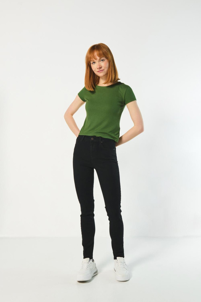 Jean jegging ajustado negro con tiro alto y bolsillos