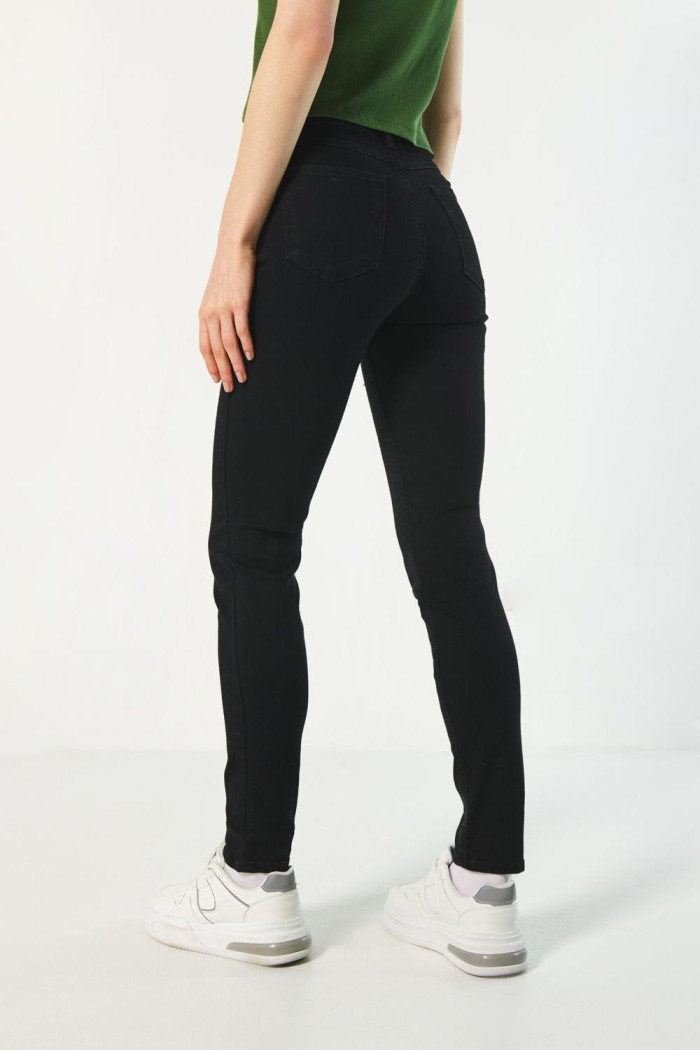 Jean jegging ajustado negro con tiro alto y bolsillos