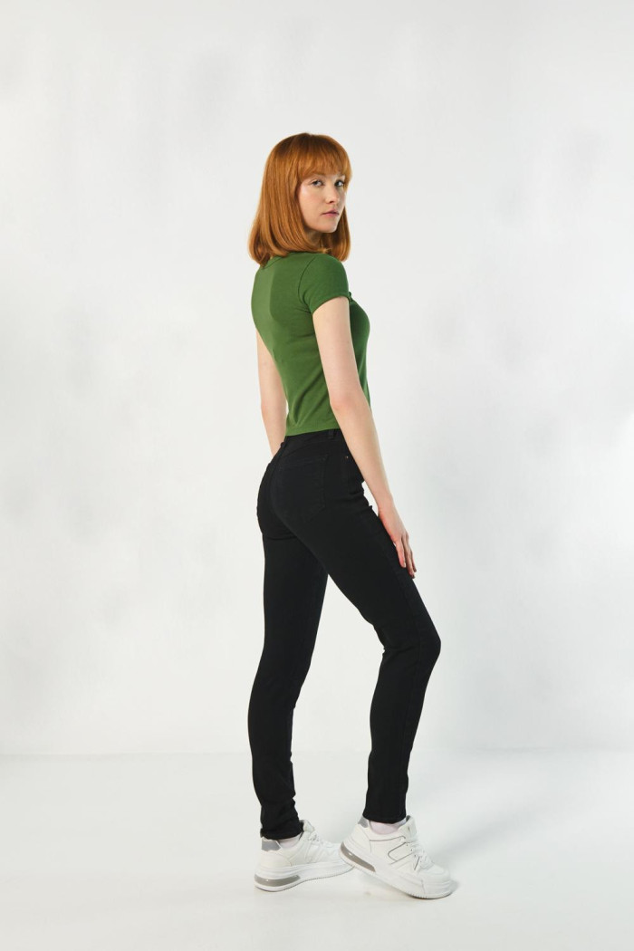 Jean jegging ajustado negro con tiro alto y bolsillos