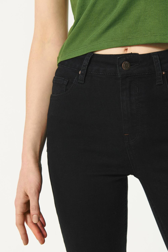 Jean jegging ajustado negro con tiro alto y bolsillos