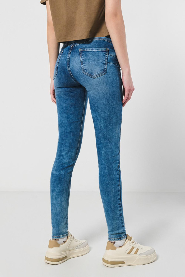 Jean azul claro con efecto push up y realce posterior