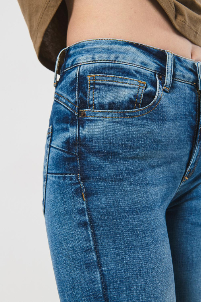 Jean azul claro con efecto push up y realce posterior
