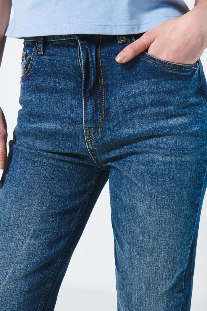 Jean mom bota recta azul oscuro con tiro súper alto
