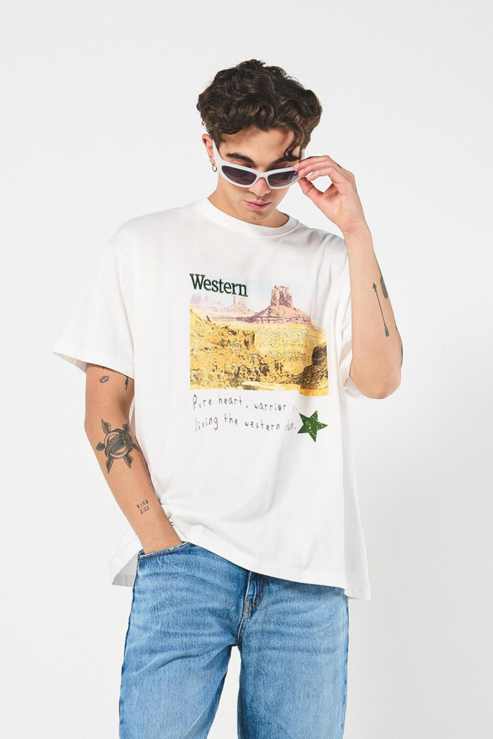 Camiseta oversize crema con diseños vaqueros y manga corta