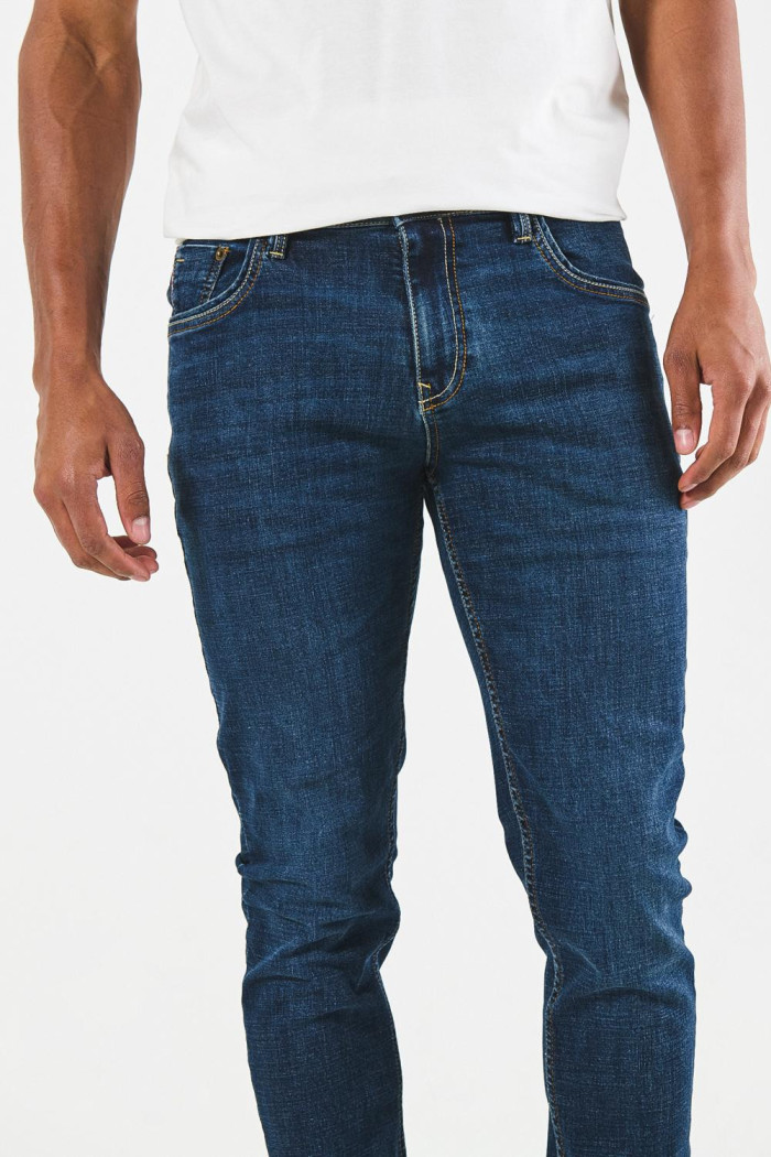 Jean azul oscuro skinny ajustado con tiro bajo