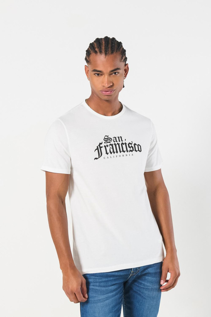 Camiseta manga corta crema con texto college delantero