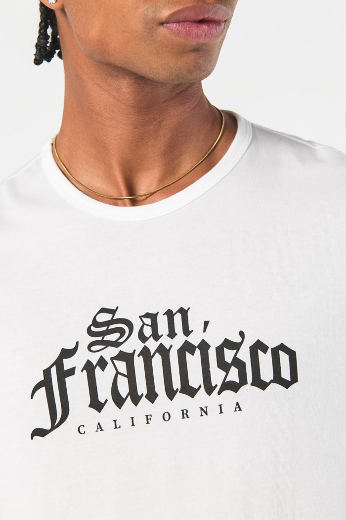 Camiseta manga corta crema con texto college delantero