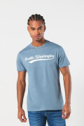 Camiseta azul clara con texto college blanco y manga corta