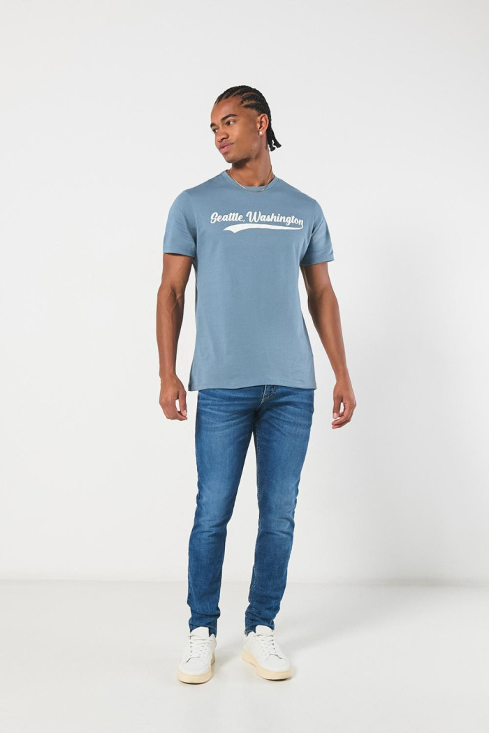 Camiseta azul clara con texto college blanco y manga corta