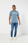 Camiseta azul clara con texto college blanco y manga corta