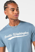 Camiseta azul clara con texto college blanco y manga corta