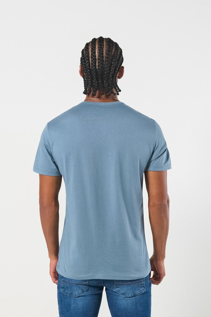 Camiseta azul clara con texto college blanco y manga corta