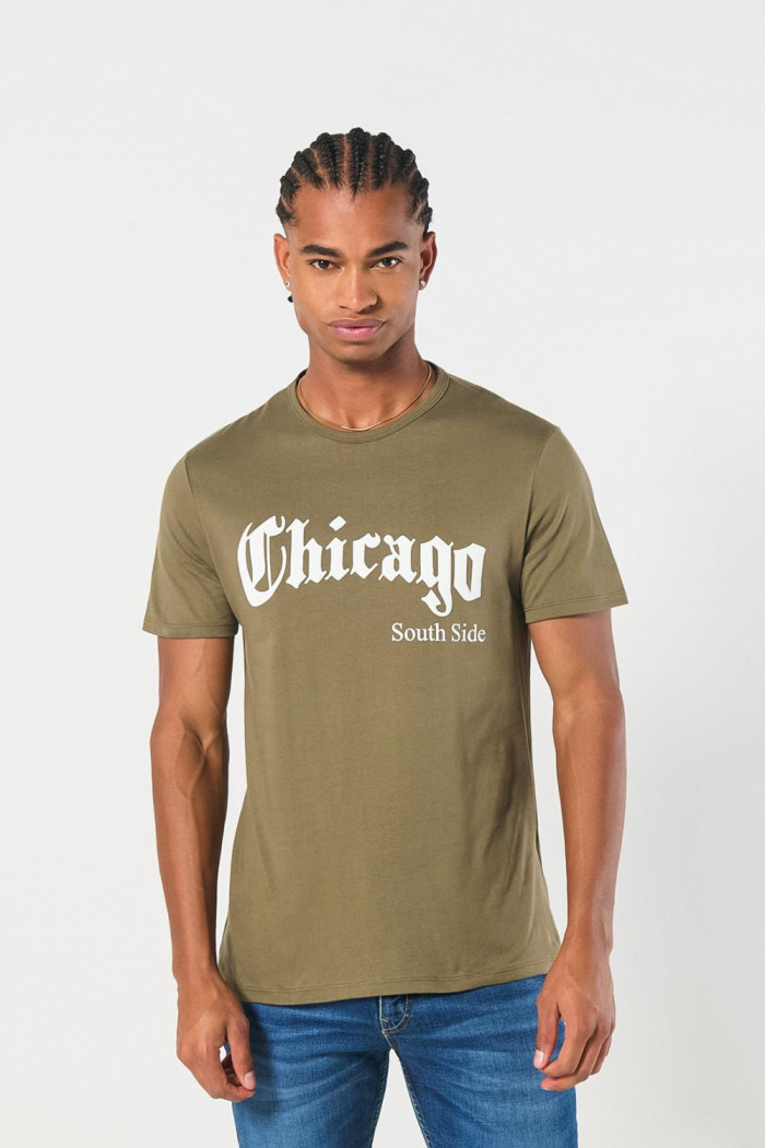 Camiseta verde oscura cuello redondo con texto college