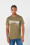 Camiseta verde oscura cuello redondo con texto college