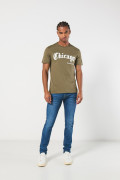 Camiseta verde oscura cuello redondo con texto college
