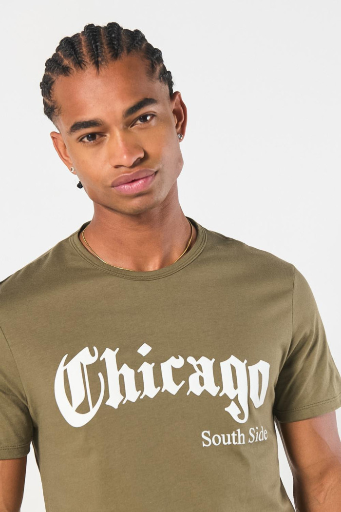 Camiseta verde oscura cuello redondo con texto college