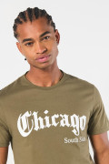 Camiseta verde oscura cuello redondo con texto college
