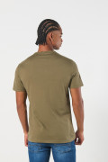 Camiseta verde oscura cuello redondo con texto college