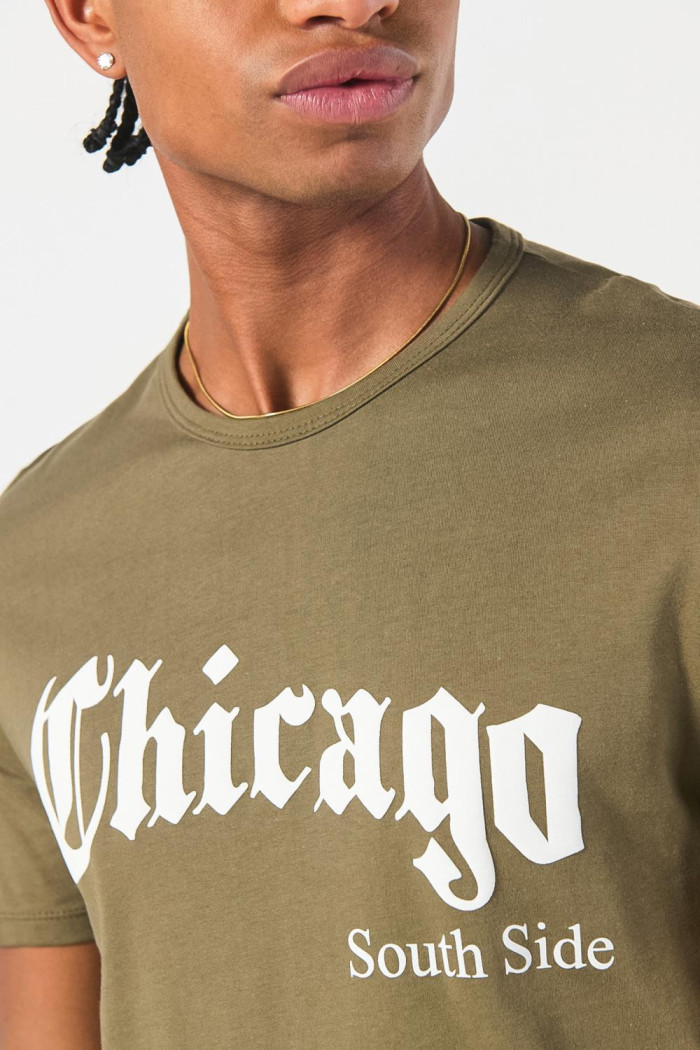 Camiseta verde oscura cuello redondo con texto college