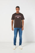 Camiseta café oscura manga corta con texto college
