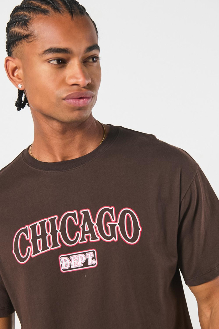 Camiseta café oscura manga corta con texto college