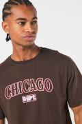 Camiseta café oscura manga corta con texto college